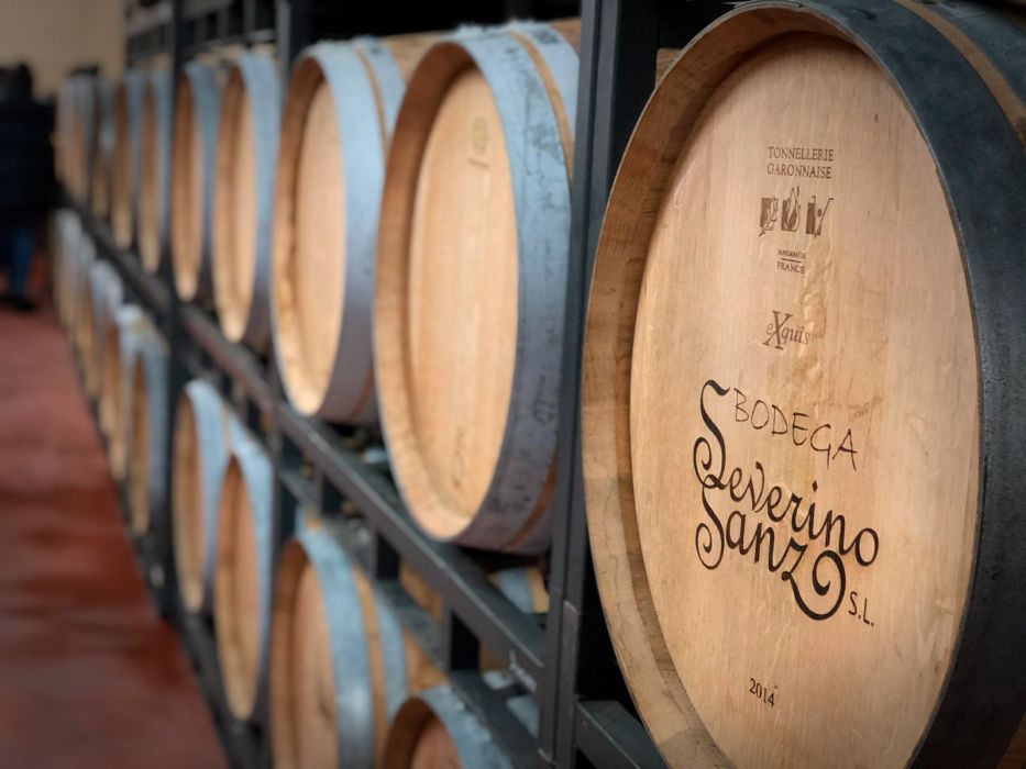 Barricas que conservan el vino de la Bodega Severino Sanz
