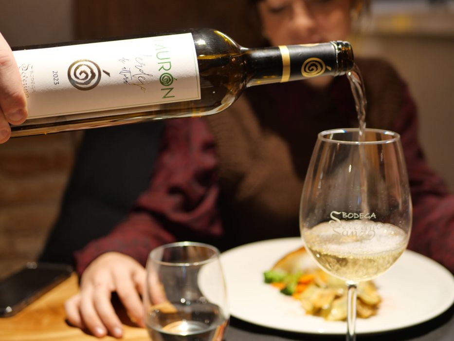 Una copa de vino blanco llenándose desde la botella Murón Verdejo de la Bodega Severino Sanz
