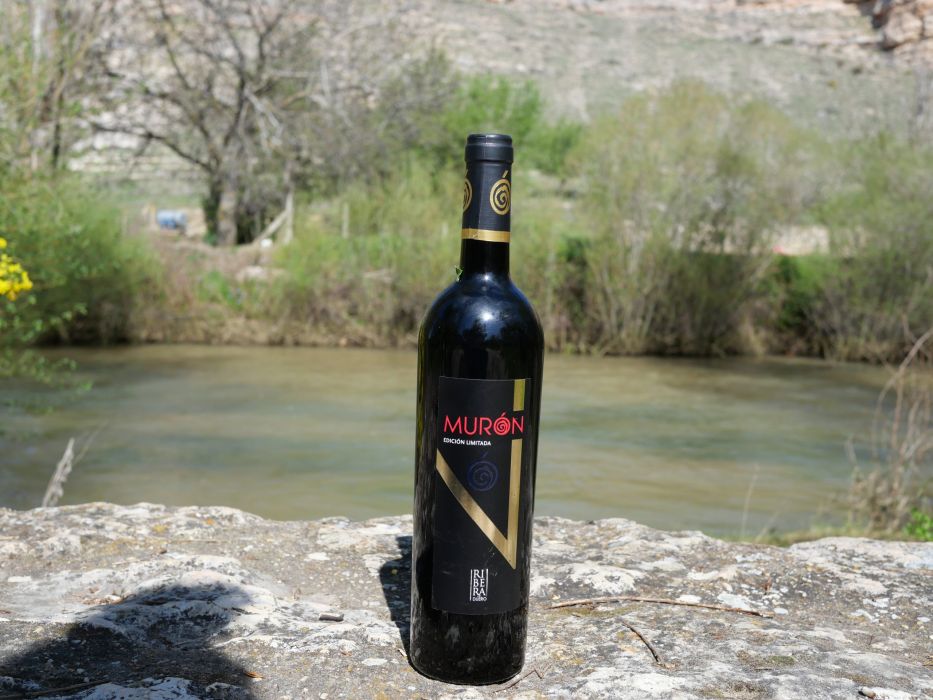 Una botella de Murón Autor en un paisaje natural